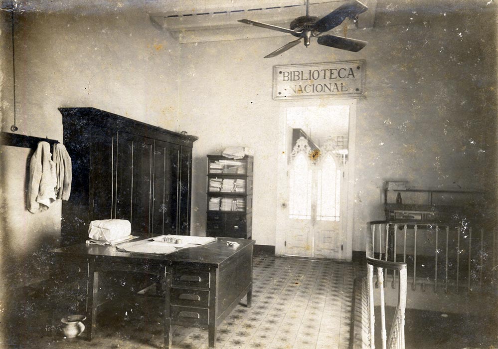 Foto de Entrada a la sala de lectura de la biblioteca nacional. Maestranza de artilleria 1902 - 1920